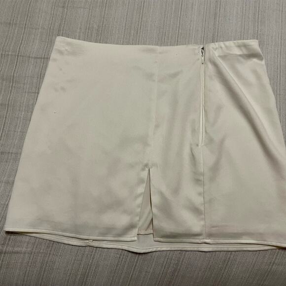 Abercrombie & Fitch Elegant Cream Mini Skirt with Side Slit - Picture 5 of 5